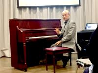 Eitan GLOBERSON教授在講座現場彈奏不同的鋼琴樂曲選段以作講解例子。